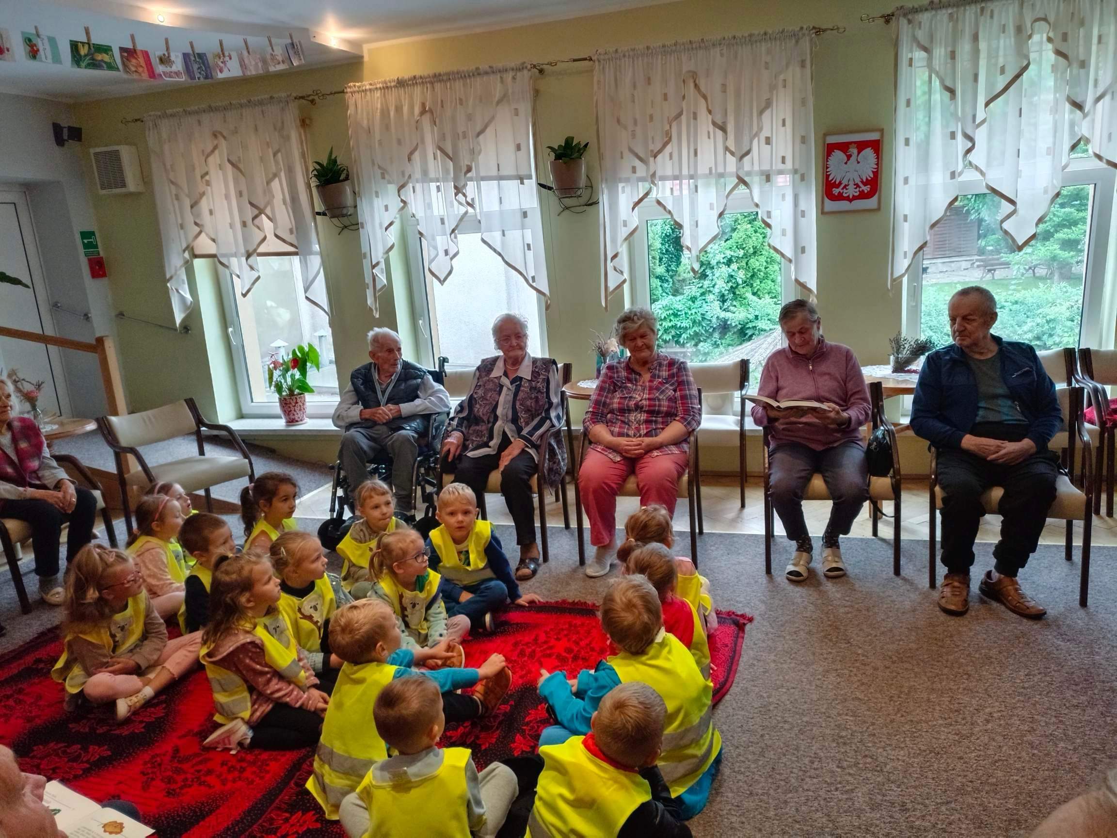 Mieszkańcy Domu Opieki Społecznej czytają baśnie przedszkolakom
