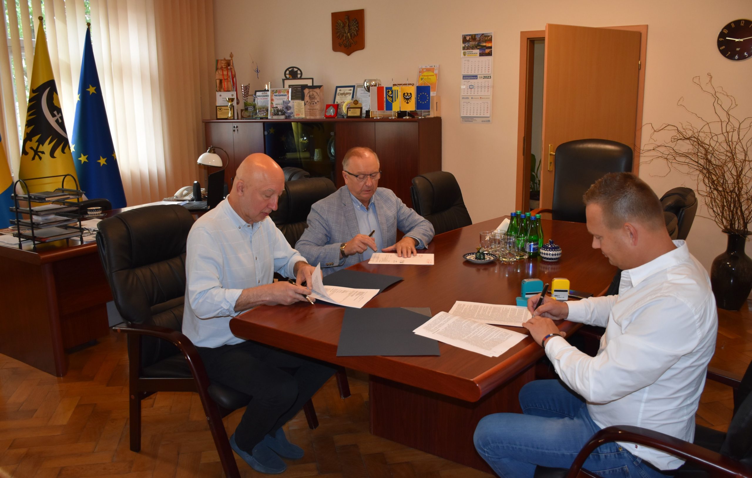 Podpisano umowę na montaż instalacji fotowoltaicznych dla DPS “Ostoja” i Powiatowego Urzędu Pracy w Zgorzelcu