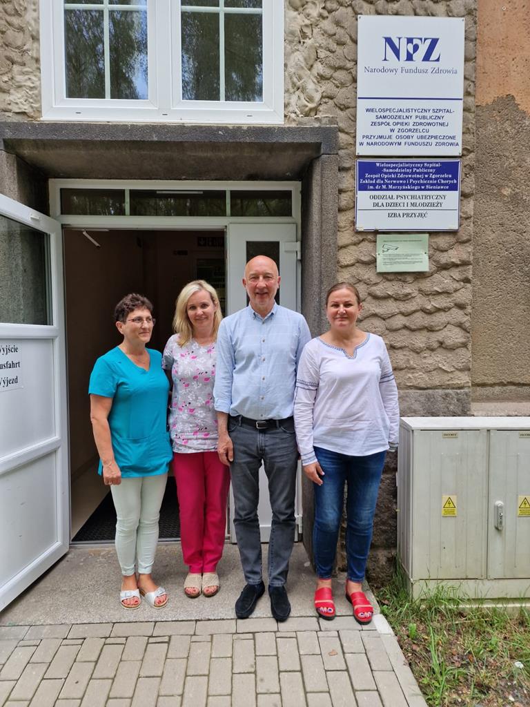 Starosta Zgorzelecki oraz personel Oddziału Psychiatrycznego dla Dzieci i Młodzieży w Sieniawce przed wejściem do budynku