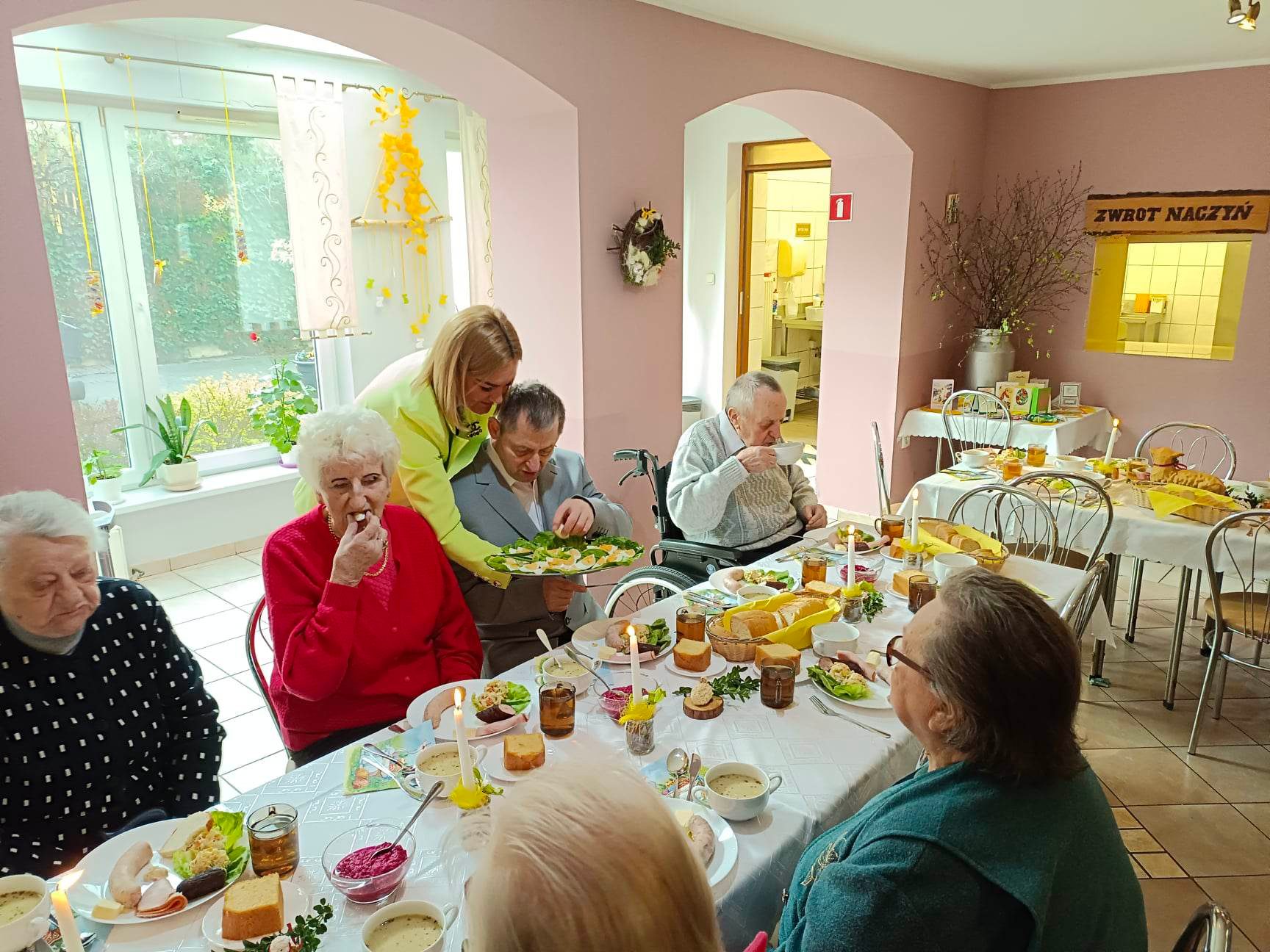 Seniorzy jedzą wspólne śniadanie