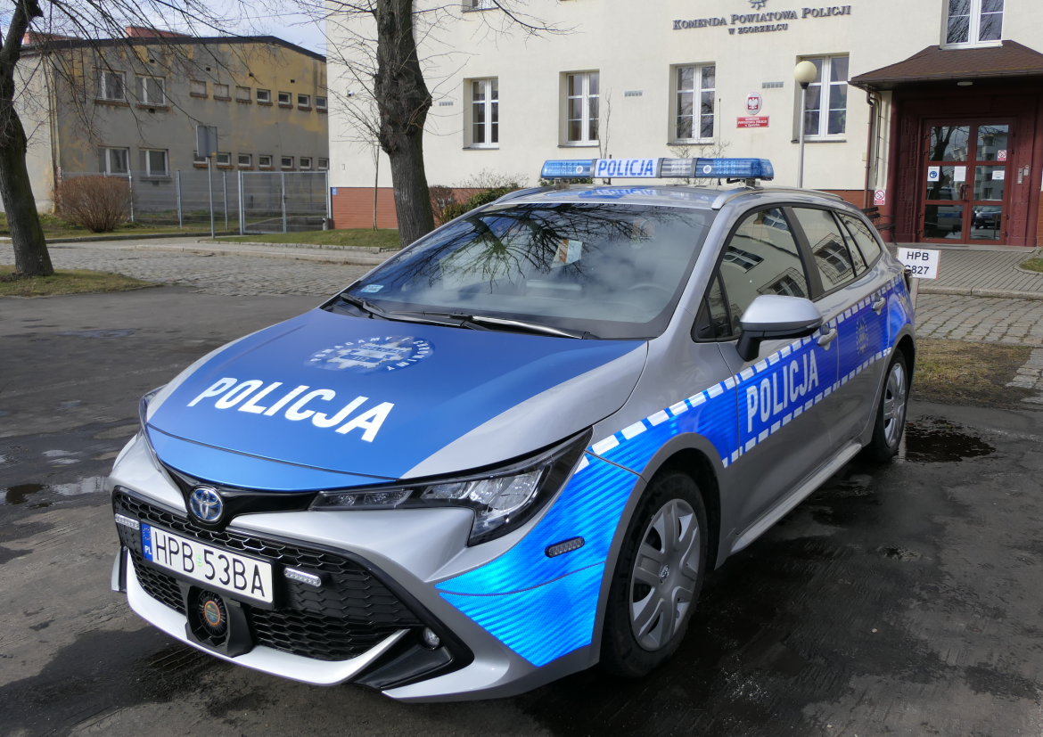 Uroczyste przekazanie nowego radiowozu dla policjantów z komendy powiatowej policji w Zgorzelcu