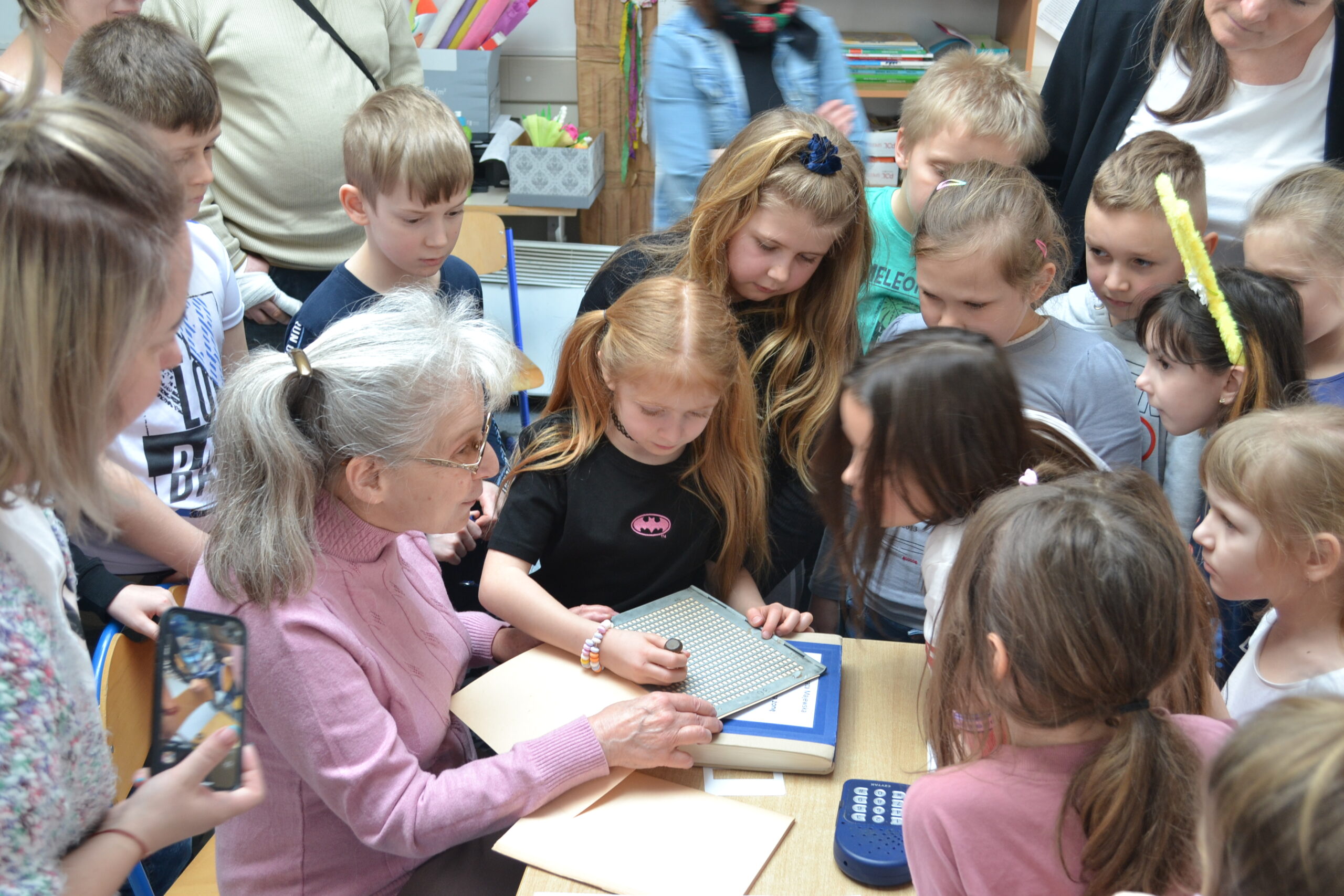 Polski Związek Niewidomych z wizytą w szkole w Porajowie
