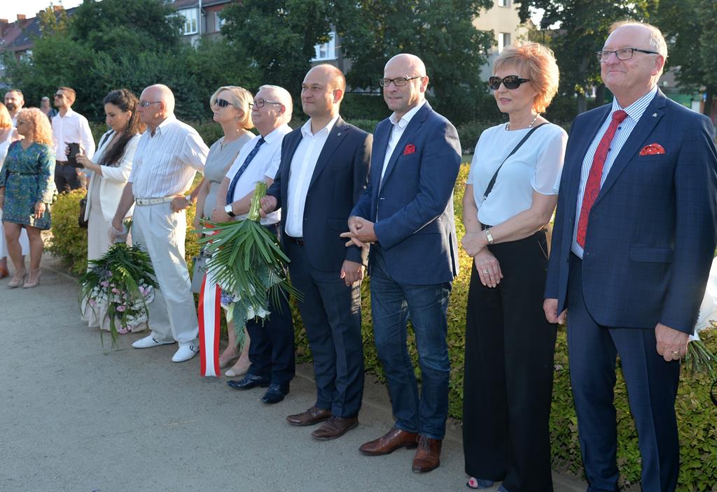 Uroczyste upamiętnienie Greków pod pomnikiem w parku im. I. Paderewskiego w Zgorzelcu