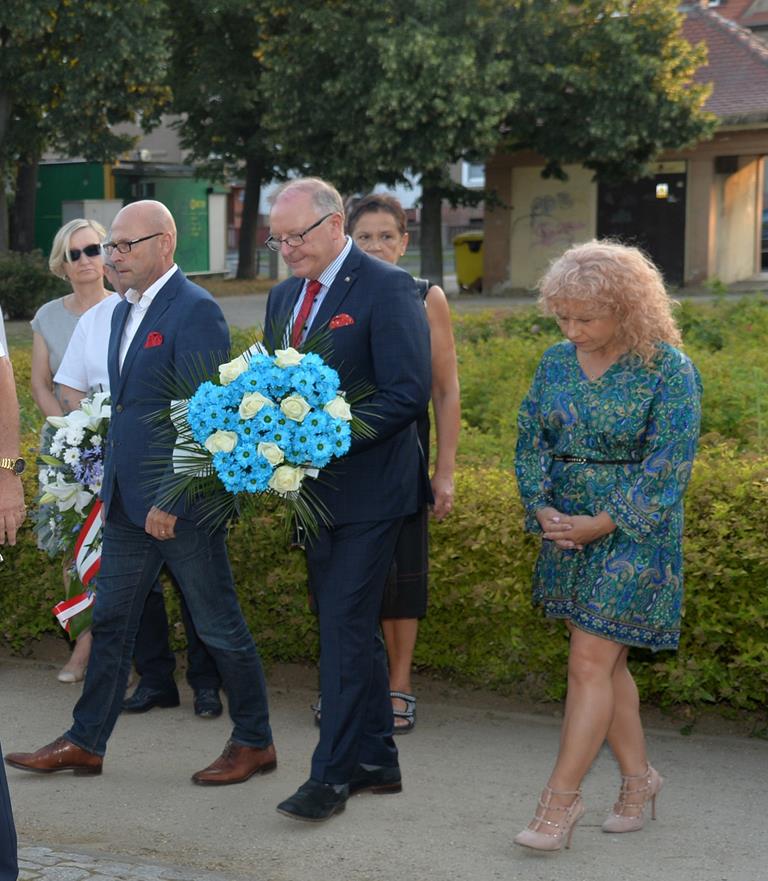 Zarząd Powiatu Zgorzeleckiego składa kwiaty pod pomnik w parku im. I. Paderewskiego
