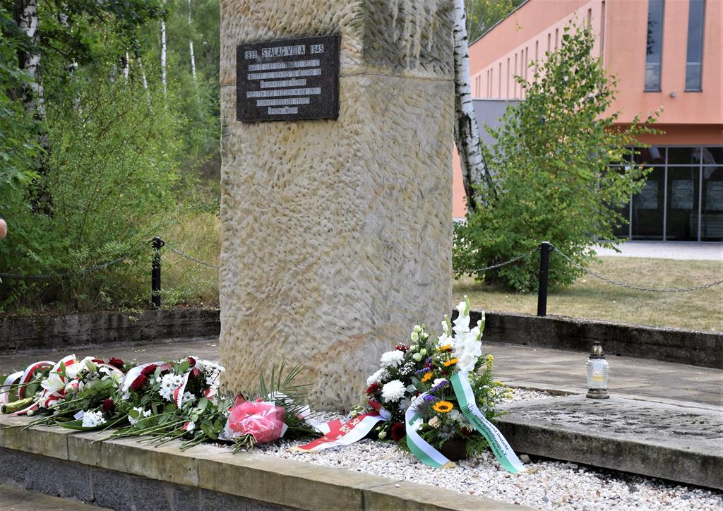 Kwiaty złożone pod pomnikiem