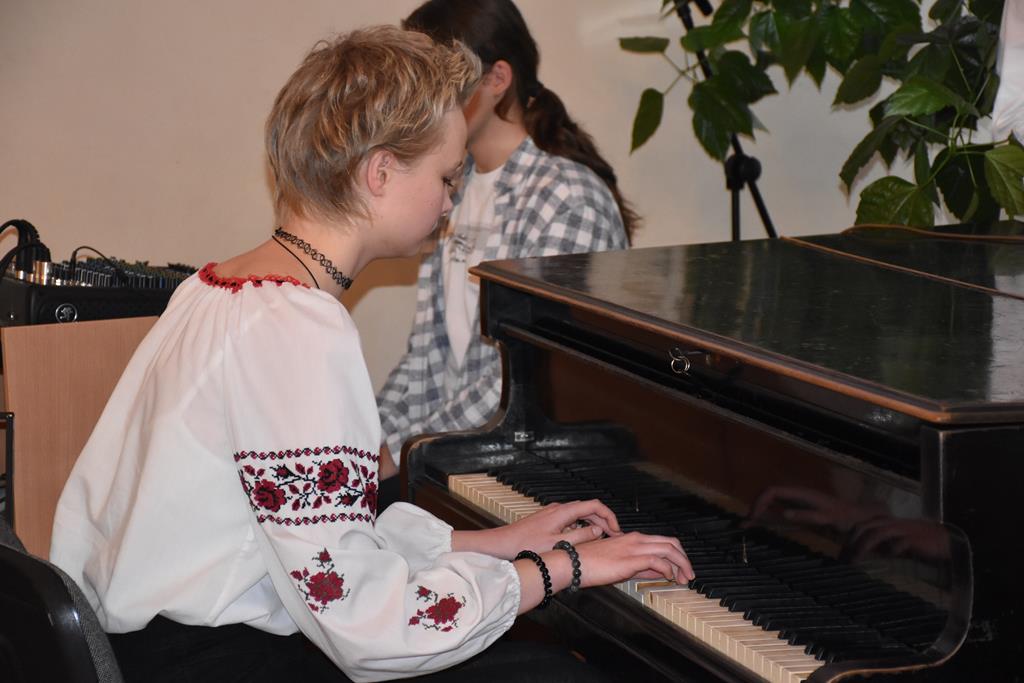 Uczennica gra na fortepianie