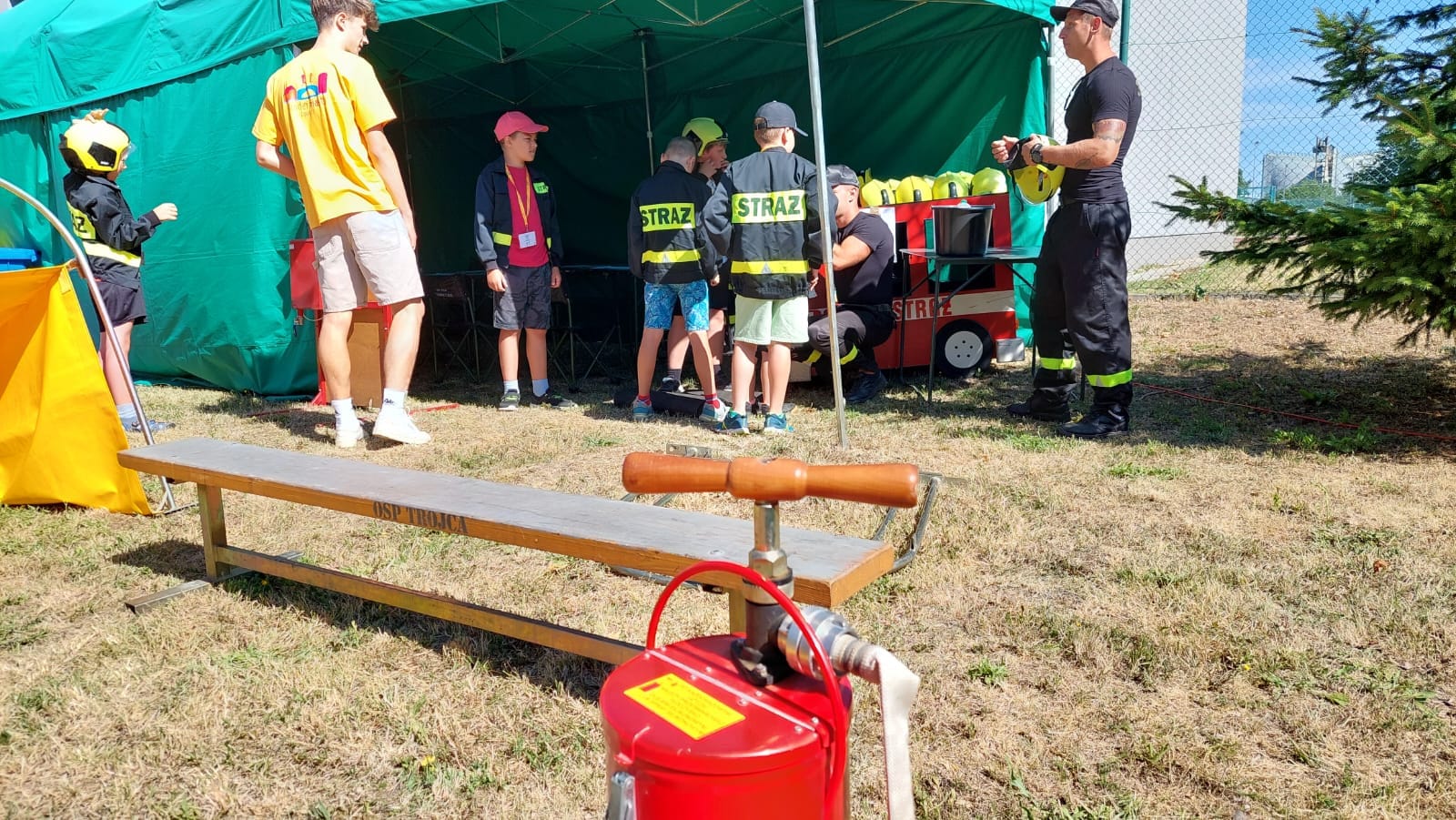 Strażacy z JRG Zgorzelec prowadzą zajęcia podczas letniej akcji Kindermiasto
