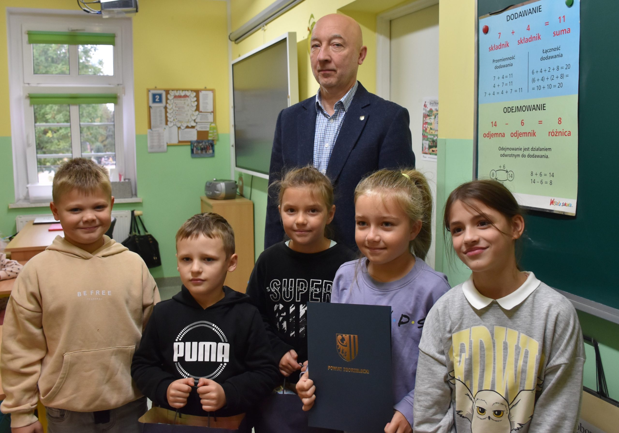Starosta Zgorzelecki wręczył nagrody Szkole Podstawowej im. Wandy Chotomskiej w Łagowie