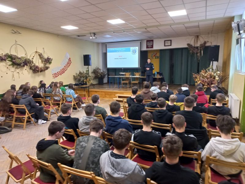 W ramach obchodów “Dnia bezpiecznego internetu policjantki odwiedziły ZSZiL w Zgorzelcu