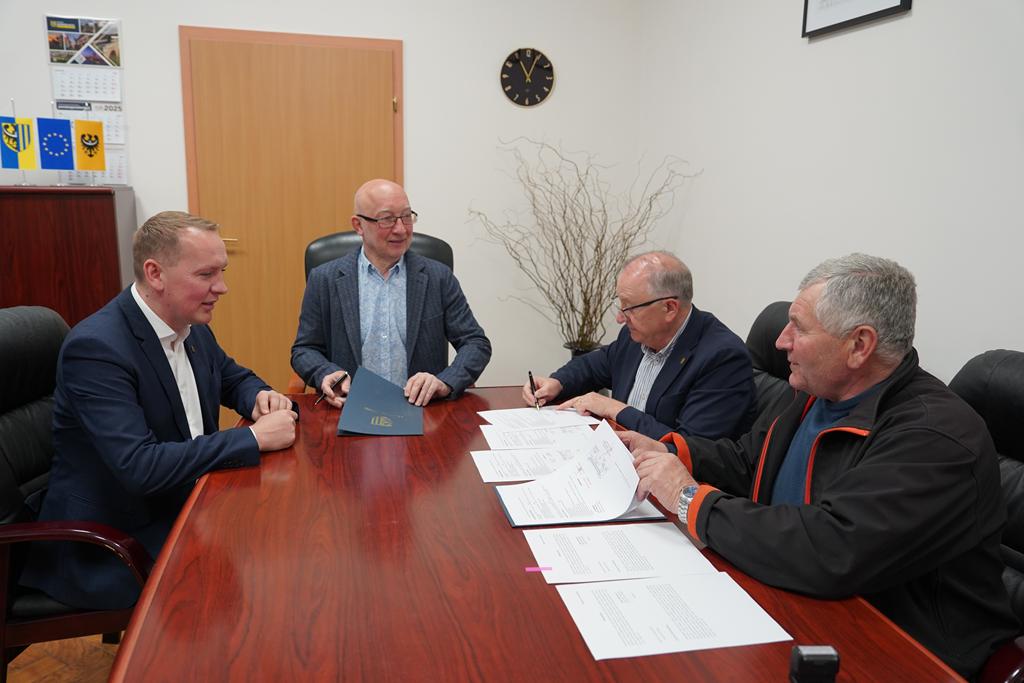 Podpisana umowa na realizację zadania pn.: „Przebudowa drogi powiatowej nr 2361D relacji Bogatynia – Opolno – Zdrój wraz z budową ścieżki pieszo- rowerowej