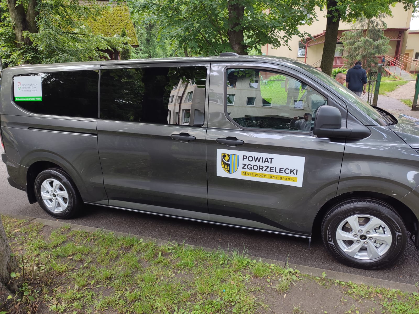 Odbiór nowego samochodu dla podopiecznych DPS “Jędrek”